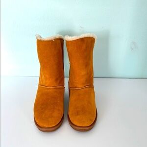 Clarks NWOT Brown Calf Heights Lambs Wool Lining Cozy and Comfortable Boots SZ 9